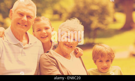 Happy senior couple et petits-enfants au parc Banque D'Images