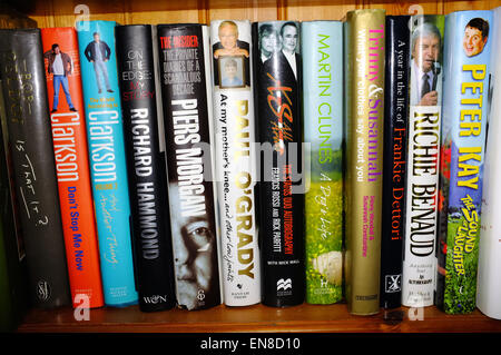 Une rangée d'autobiographies de célébrités sur une étagère en bois. Banque D'Images