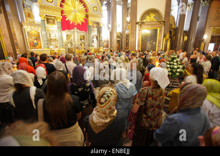 Fidèles à la Cathédrale de Kazan, Saint Petersburg, Russie Banque D'Images