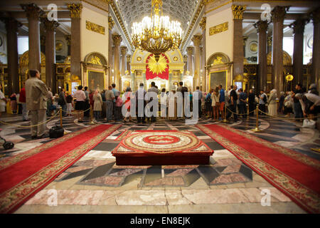 Fidèles à la Cathédrale de Kazan, Saint Petersburg, Russie Banque D'Images