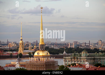 L'Amirauté flèche dorée, surmontée d'une petite voile navire de guerre, et la cathédrale de Pierre et Paul, Saint Petersburg, Russie Banque D'Images