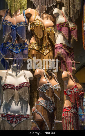 Un étal vendant des costumes des danseurs exotiques dans le Grand Bazar, Sultanahmet, Istanbul, Turquie Banque D'Images