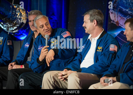 L'ancien astronaute de la NASA Mike Massimino parle dans le cadre d'un débat d'experts lors d'un événement célébrant le 25e anniversaire du télescope spatial Hubble, samedi, 25 avril 2015 au Steven F. Udvar-Hazy Center à Chantilly, Virginie Maximin s'est rendu à la mission de maintenance de Hubble au cours de deux fois 3B en 2002 et l'entretien de la Mission 4 en 2009 et a effectué quatre sorties dans l'espace à l'appui de l'entretien du télescope. Banque D'Images