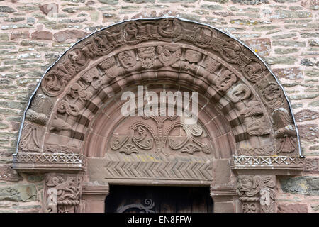 La pierre taillée dans le portail sud de l'église de St Mary et St David, Kilpeck, Hereford, Angleterre, Royaume-Uni Banque D'Images