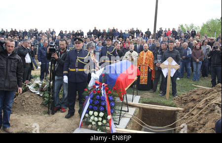 Banja Luka, Bosnie-et-Herzégovine. Apr 29, 2015. Les gens prennent part à des funérailles du policier qui a été tué dans une attaque terroriste le 27 avril à Zvornik, en Bosnie-Herzégovine, le 29 avril 2015. Un policier a été tué et deux autres blessés dans une attaque terroriste contre un poste de police local lundi soir dans la ville de Zvornik, à 120 km de Sarajevo, capitale de la Bosnie-Herzégovine. Credit : Borislav Zdrinja/Xinhua/Alamy Live News Banque D'Images