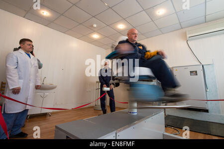 Expedition 43 L'astronaute de la NASA Scott Kelly prend part à la formation au cours de la chaire spin journée des médias, Samedi, Mars 21, 2015, Baïkonour, au Kazakhstan. Kelly, et des cosmonautes Gennady Padalka et Mikhail Kornienko de l'Agence spatiale fédérale russe (Roskosmos) sont prévus pour le lancement de la Station spatiale internationale dans le vaisseau Soyouz TMA-16M depuis le cosmodrome de Baïkonour au Kazakhstan le 28 mars, le kazakh (27 mars l'Est.) Comme l'équipage d'un an, Kelly et Kornienko reviendra sur Terre à bord de Soyouz TMA-18M en mars 2016. (NASA/Bill Ingalls) Banque D'Images