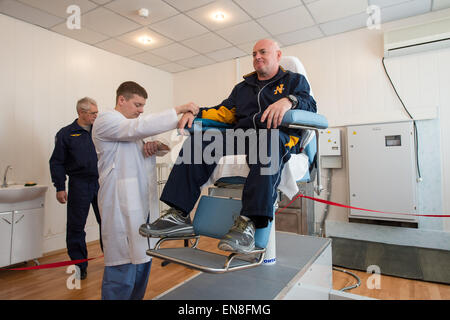 Expedition 43 L'astronaute de la NASA Scott Kelly prend part à la formation au cours de la chaire spin journée des médias, Samedi, Mars 21, 2015, Baïkonour, au Kazakhstan. Kelly, et des cosmonautes Gennady Padalka et Mikhail Kornienko de l'Agence spatiale fédérale russe (Roskosmos) sont prévus pour le lancement de la Station spatiale internationale dans le vaisseau Soyouz TMA-16M depuis le cosmodrome de Baïkonour au Kazakhstan le 28 mars, le kazakh (27 mars l'Est.) Comme l'équipage d'un an, Kelly et Kornienko reviendra sur Terre à bord de Soyouz TMA-18M en mars 2016. (NASA/Bill Ingalls) Banque D'Images