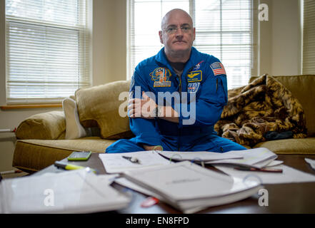 L'astronaute de la NASA Scott Kelly prend une pause de l'examen de ses documents de formation à ses quartiers sur le terrain de l'entraînement des cosmonautes Gagarine (GCTC) Centre, le mercredi 4 mars 2105, à la Cité des étoiles, en Russie. Kelly avec Expedition 43 c'est le cosmonaute russe Mikhail Kornienko de l'Agence spatiale fédérale russe (Roskosmos), et du cosmonaute Gennady Padalka de Roscosmos étaient au GCTC pour le deuxième jour de qualification examens en vue de leur lancement à la Station spatiale internationale à bord d'un vaisseau Soyouz TMA-16M depuis le cosmodrome de Baïkonour au Kazakhstan le 28 mars, le Kazakh du temps. Comme Banque D'Images