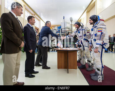 43 de l'expédition du cosmonaute Gennady Padalka de l'Agence spatiale fédérale russe (Roskosmos), serre la main avec le vice-président de la formation des cosmonautes, commandant du corps le cosmonaute Gagarin Cosmonaut Training Centre (GCTC) Valery Korzun avant la deuxième journée de qualification examens avec d'autres collègues d'équipage, le cosmonaute russe Mikhail Kornienko de Roscosmos, avant-plan droit, et l'astronaute de la NASA Scott Kelly Jeudi, Mars 5, 2015 au Centre d'entraînement des cosmonautes Gagarine (GCTC) Centre de formation de Soyouz à la Cité des étoiles, en Russie. Le trio se prépare à lancer à la Station spatiale internationale en th Banque D'Images