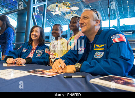 L'astronaute de la NASA Megan McArthur Behnken et ancien astronaute de la NASA Mike Massimino posent pour une photo tout en signant des autographes lors d'un événement célébrant le 25e anniversaire du télescope spatial Hubble, samedi, 25 avril 2015 au Smithsonian's Steven F. Udvar-Hazy Center à Chantilly, en Virginie. Banque D'Images