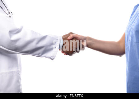 Close Up of des professionnels de la poignée de main, l'un vêtu de blanc manteau de laboratoire et l'autre Wearing Blue Scrubs Banque D'Images