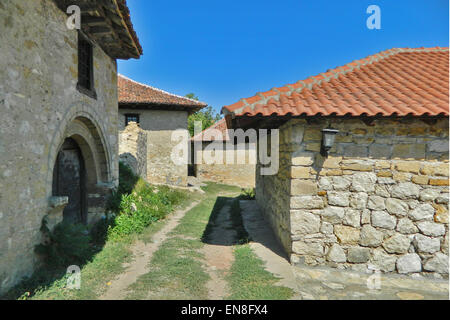 La vieille maison délabrée au bord de la route. Banque D'Images