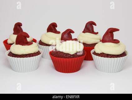 Velours rouge isolé cupcakes avec glaçage au fromage à la crème Banque D'Images