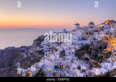 Coucher de soleil à Oia, la petite ville sur l'île de Santorin, Grèce Banque D'Images