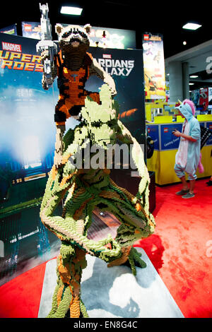 Rocket Raccoon et Groot entièrement fait de Lego Lego au stand à San Diego Comic Con en juillet 2014. Banque D'Images
