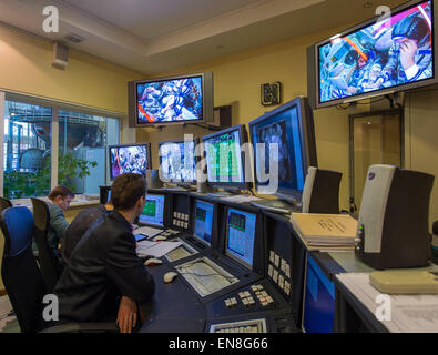 Expedition 43 cosmonautes russes Gennadi Padalka de l'Agence spatiale fédérale russe (Roskosmos), et Mikhail Kornienko, de Roscosmos sont vus sur les moniteurs dans une salle de contrôle à l'extérieur du simulateur Soyouz comme elles et l'astronaute de la NASA Scott Kelly, participer à leur deuxième journée d'examens de qualification Jeudi, Mars 5, 2015 au Centre d'entraînement des cosmonautes Gagarine (GCTC) Centre de formation de Soyouz à la Cité des étoiles, en Russie. Le trio se prépare à lancer à la Station spatiale internationale dans leur vaisseau Soyouz TMA-16M depuis le cosmodrome de Baïkonour au Kazakhstan le 28 mars, le Kazakh du temps. Comme l'année de cre Banque D'Images