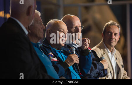 L'ancien astronaute de la NASA Bruce McCandless, spécialiste de mission sur STS-31, parle dans le cadre d'un débat d'experts lors d'un événement célébrant le 25e anniversaire du télescope spatial Hubble, samedi, 25 avril 2015 au Smithsonian's Steven F. Udvar-Hazy Center à Chantilly, en Virginie. Banque D'Images