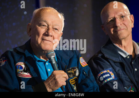 L'ancien astronaute de la NASA Bruce McCandless parle au cours d'un débat dans le cadre d'un événement célébrant le 25e anniversaire du télescope spatial Hubble, samedi, 25 avril 2015 au Smithsonian's Steven F. Udvar-Hazy Center à Chantilly, Virginie McCandless a volé en tant que spécialiste de mission à bord de la navette Discovery sur STS-31 en 1990, la mission qu'a déployé le télescope Hubble. Banque D'Images