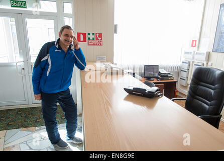 Expedition 43 c'est le cosmonaute russe Mikhail Kornienko de l'Agence spatiale fédérale russe (Roskosmos) prend une pause entre les classes pour faire un appel téléphonique, jeudi, 19 mars, 2015 à hôtel cosmonaute à Baïkonour, au Kazakhstan. Kornienko, astronaute de la NASA Scott Kelly et du cosmonaute Gennady Padalka de Roscosmos se préparent à lancer à la Station spatiale internationale dans leur vaisseau Soyouz TMA-16M depuis le cosmodrome de Baïkonour au Kazakhstan le 28 mars, le Kazakh du temps. Comme l'équipage d'un an, Kelly et Kornienko reviendra sur Terre à bord de Soyouz TMA-18M en mars 2016. (NASA/Bill Ingalls) Banque D'Images