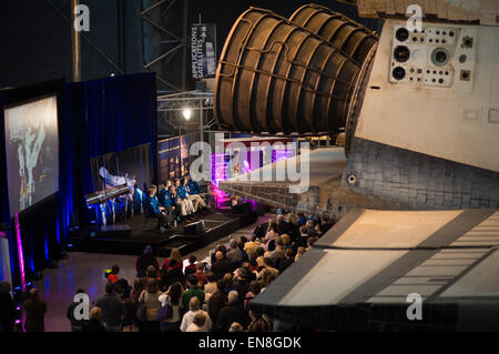 L'équipage de la mission STS-125, la dernière mission de maintenance de Hubble, participe à un groupe de discussion dans le cadre d'un événement célébrant le 25e anniversaire du télescope spatial Hubble, samedi, 25 avril 2015 au Smithsonian's Steven F. Udvar-Hazy Center à Chantilly, en Virginie. Banque D'Images