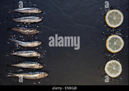 Petits poissons au citron sur la table Banque D'Images