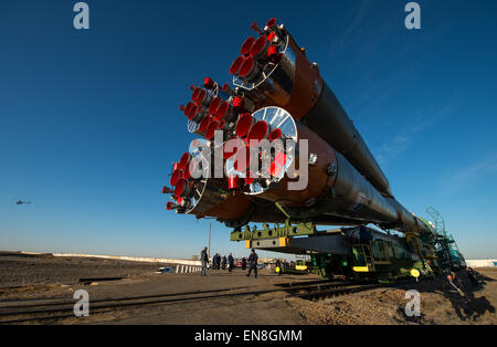 Le vaisseau Soyouz TMA-16M est mis en place par le train jusqu'à la plateforme de lancement au cosmodrome de Baïkonour, Kazakhstan, le Mercredi, Mars 25, 2015. L'astronaute de la NASA Scott Kelly et cosmonautes russes Mikhail Kornienko, Gennady Padalka et de l'Agence spatiale fédérale russe (Roskosmos) sont prévus pour le lancement de la Station spatiale internationale dans le vaisseau Soyouz TMA-16M depuis le cosmodrome de Baïkonour au Kazakhstan le 28 mars, le kazakh (27 mars l'Est.) Comme l'équipage d'un an, Kelly et Kornienko reviendra sur Terre à bord de Soyouz TMA-18M en mars 2016. Crédit Photo (NASA/Bill Ingalls) Banque D'Images