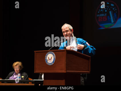 Le Dr John Grunsfeld, administrateur associé, Direction de Mission scientifique, la NASA, parle à un événement pour commémorer le 25e anniversaire du télescope spatial Hubble, mardi 21 avril 2015 au Centre des visiteurs de la colline du Capitole à Washington, DC. Le documentaire de National Geographic Hubble "voyage cosmique" a été présenté lors de l'événement qui a été suivi par les membres du Congrès, le personnel de la NASA, et le personnel National Geographic. Le télescope Hubble de la NASA a été lancé le 24 avril 1990, à bord de la navette spatiale Discovery du Centre spatial Kennedy en Floride et a fait plus de 1,2 millions d'observati Banque D'Images