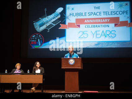 Le Dr John Grunsfeld, administrateur associé, Direction de Mission scientifique, la NASA, parle à un événement pour commémorer le 25e anniversaire du télescope spatial Hubble, mardi 21 avril 2015 au Centre des visiteurs de la colline du Capitole à Washington, DC. Le documentaire de National Geographic Hubble "voyage cosmique" a été présenté lors de l'événement qui a été suivi par les membres du Congrès, le personnel de la NASA, et le personnel National Geographic. Le télescope Hubble de la NASA a été lancé le 24 avril 1990, à bord de la navette spatiale Discovery du Centre spatial Kennedy en Floride et a fait plus de 1,2 millions d'observati Banque D'Images