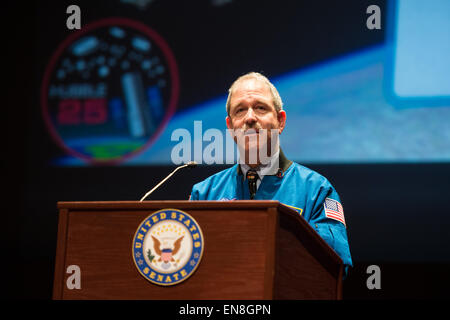 Le Dr John Grunsfeld, administrateur associé, Direction de Mission scientifique, la NASA, parle à un événement pour commémorer le 25e anniversaire du télescope spatial Hubble, mardi 21 avril 2015 au Centre des visiteurs de la colline du Capitole à Washington, DC. Le documentaire de National Geographic Hubble "voyage cosmique" a été présenté lors de l'événement qui a été suivi par les membres du Congrès, le personnel de la NASA, et le personnel National Geographic. Le télescope Hubble de la NASA a été lancé le 24 avril 1990, à bord de la navette spatiale Discovery du Centre spatial Kennedy en Floride et a fait plus de 1,2 millions d'observati Banque D'Images