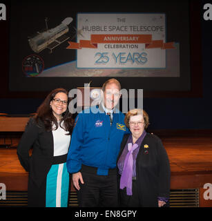 De gauche à droite : Heather Moran, vice-président exécutif, National Geographic Channel ; le Dr John Grunsfeld, administrateur associé, Direction de Mission scientifique, la NASA, et le sénateur américain Barbara A. Mikulski (D-MD), posent pour une photo après un événement pour commémorer le 25e anniversaire du télescope spatial Hubble, mardi 21 avril 2015 au Centre des visiteurs de la colline du Capitole à Washington, DC. Le documentaire de National Geographic Hubble "voyage cosmique" a été présenté lors de l'événement qui a été suivi par des membres du Congrès, le personnel de la NASA, et le personnel National Geographic. Télescope spatial Hubble de la NASA. Banque D'Images