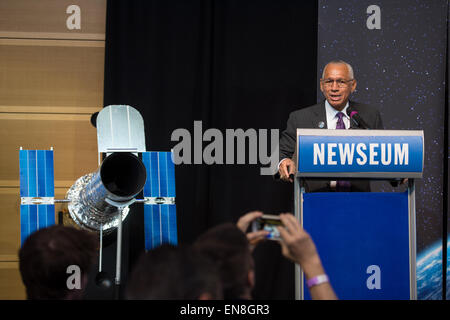 L'administrateur de la NASA Charles Bolden prend la parole à l'image officielle du 25e anniversaire de Hubble événement débuts jeudi, 23 avril 2015 au Newseum à Washington, DC. L'image officielle d'Hubble proche infrarouge, caméra à grand champ 3 est d'un million deux ans d'environ 3 000 étoiles cluster appelé Westerlund 2, nommé d'après l'astronome qui a découvert dans les années 1960. Westerlund 2 est situé dans la constellation de la carène sur 20 000 années-lumière de la Terre. Banque D'Images