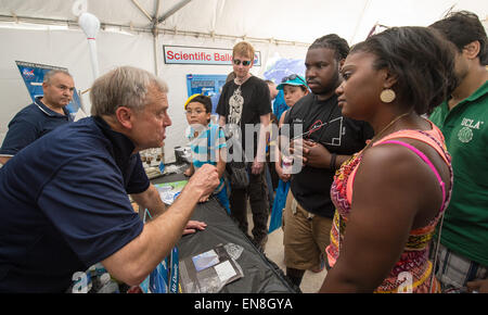 Les participants à la Journée de la Terre 2015 Citoyen du monde visite d'événements expositions de la NASA le Samedi, Avril 18, 2015 sur la base du Monument de Washington à Washington, DC. Banque D'Images