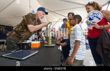 Les participants à la Journée de la Terre 2015 Citoyen du monde visite d'événements expositions de la NASA le Samedi, Avril 18, 2015 sur la base du Monument de Washington à Washington, DC. Banque D'Images