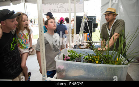 Les participants à la Journée de la Terre 2015 Citoyen du monde visite d'événements expositions de la NASA le Samedi, Avril 18, 2015 sur la base du Monument de Washington à Washington, DC. Banque D'Images