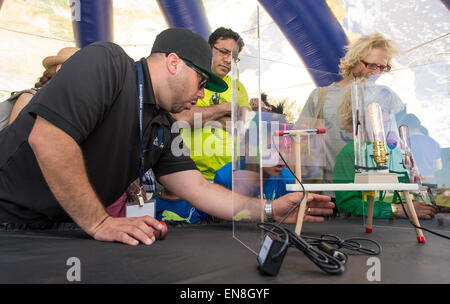 Les participants à la Journée de la Terre 2015 Citoyen du monde visite d'événements expositions de la NASA le Samedi, Avril 18, 2015 sur la base du Monument de Washington à Washington, DC. Banque D'Images