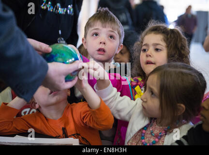 Point de visiteurs à un modèle de terre à l'une des expositions de la NASA à l'événement du jour de la Terre le mercredi 22 avril 2015 à Union Station à Washington, DC. Banque D'Images