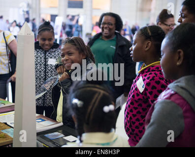 Les visiteurs tester la solidité de plastique à l'une des expositions de la NASA à l'événement du jour de la Terre le mercredi 22 avril 2015 à Union Station à Washington, DC. Banque D'Images