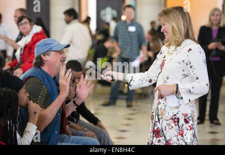 Le Dr Ellen Stofan, expert scientifique en chef de la NASA, a une question d'un membre de l'auditoire le jour de la terre de la NASA le Mercredi, Avril 22, 2015 à la gare Union à Washington, DC. Banque D'Images