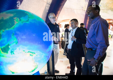 Les visiteurs à explorer l'une des expositions de la NASA à l'événement du jour de la Terre le mercredi 22 avril 2015 à Union Station à Washington, DC. Banque D'Images