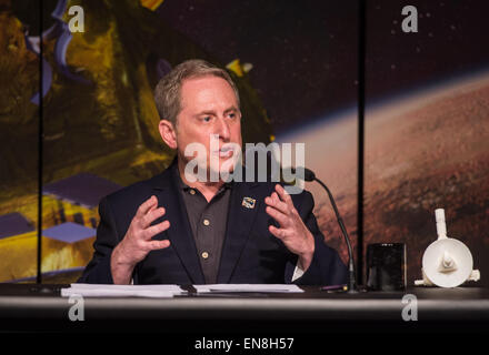 Alan Stern, chercheur principal de Nouveaux Horizons, Southwest Research Institute, Boulder, Colorado, parle au cours d'une mission d'information, Nouveaux Horizons Mardi, 14 avril 2015 au siège de la NASA à Washington, D.C. Les experts à l'information a porté sur les objectifs, les objectifs scientifiques et les plans que la rencontre de nouveaux horizons approches sonde ses plus proches rencontre avec Pluton le 14 juillet après avoir parcouru plus de 3 milliards de kilomètres depuis son lancement le 19 janvier 2006. Les intervenants ont également examiné les types d'images et d'autres données qui seront recueillies au cours de le survol et quand on peut s'attendre Banque D'Images