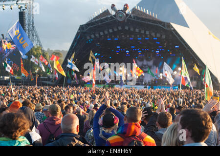 GLASTONBURY, Royaume-Uni - le 28 Juin : Festival festivaliers profiter d'Elbow à Glastonbury Festival le 28 juin, 2014 à Pilton Farm Banque D'Images