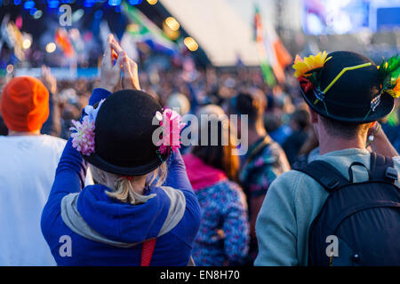 Festivaliers profitez d'un groupe à l'étape de la pyramide à Glastonbury Festival 2014, le festival a lieu chaque année au mois de juin Banque D'Images