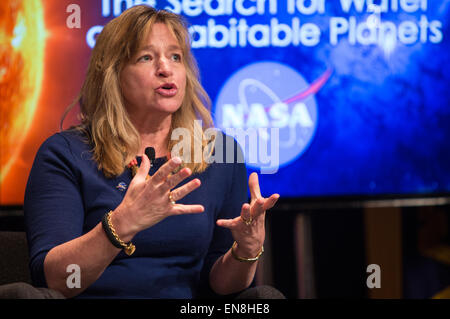 Ellen Stofan, expert scientifique en chef de la NASA, parle au cours d'un débat sur le "système solaire et au-delà : la NASA à la recherche d'eau et de planètes habitables" événement Le mardi, 7 avril 2015, au siège de la NASA à Washington, DC. Les panélistes ont discuté des récentes découvertes de l'eau et de matières organiques dans notre système solaire, le rôle que notre soleil joue dans l'eau-perte de planètes voisines, et notre recherche de mondes habitables parmi les étoiles. Banque D'Images