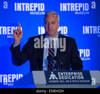 L'ancien astronaute de la NASA et l'Intrepid Museum's Senior Advisor de l'espace Programmes Mike Massimino, parle à la navette spatiale Enterprise cérémonie Lundi, 27 avril 2015 à l'Intrepid Sea, Air & Space Museum, à New York. Enterprise a été consacrée à la tombée des équipages qui ont donné leur vie à la poursuite de l'exploration spatiale sur l'Apollo 1, Challenger et Columbia missions spatiales. (NASA/Bill Ingalls) Banque D'Images