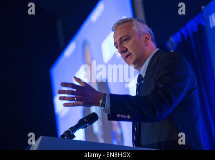 L'ancien astronaute de la NASA et l'Intrepid Museum's Senior Advisor de l'espace Programmes Mike Massimino, parle à la navette spatiale Enterprise cérémonie Lundi, 27 avril 2015 à l'Intrepid Sea, Air & Space Museum, à New York. Enterprise a été consacrée à la tombée des équipages qui ont donné leur vie à la poursuite de l'exploration spatiale sur l'Apollo 1, Challenger et Columbia missions spatiales. (NASA/Bill Ingalls) Banque D'Images