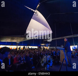 L'ancien astronaute de la NASA et l'Intrepid Museum's Senior Advisor de l'espace Programmes Mike Massimino, parle à la navette spatiale Enterprise cérémonie Lundi, 27 avril 2015 à l'Intrepid Sea, Air & Space Museum, à New York. Enterprise a été consacrée à la tombée des équipages qui ont donné leur vie à la poursuite de l'exploration spatiale sur l'Apollo 1, Challenger et Columbia missions spatiales. (NASA/Bill Ingalls) Banque D'Images