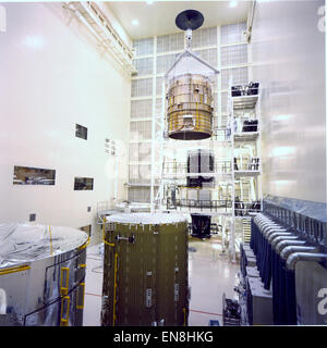 Le télescope Hubble de la NASA en mesures à un peu plus de 43 pieds de long et est de 14 pieds de diamètre. En position verticale, c'est une tour de cinq étages qui, lorsqu'il se sont préparés pour le lancement, rempli l'ensemble de la soute de l'orbiteur. Télescope est composé de trois éléments principaux : le télescope optique Assemblée générale, le plan focal des instruments scientifiques, et les systèmes de soutien Module, qui est divisé en quatre sections, empilés comme bidons. Dans cette photo, de toutes les structures principales de Hubble sont présents comme la coquille de l'avant est déplacé en position pour un accouplement à Lockheed Martin's 535 000 pieds cubes, verticale, comme Banque D'Images