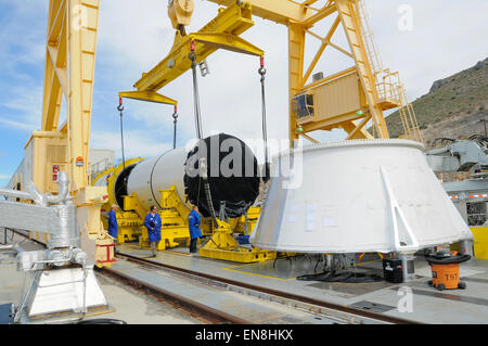 Le centre aft pour segment moteur de qualification (QM-1-1), une version d'un moteur à carburant solide pour le système de lancement spatial (SLS), a été transporté le 29 mai à son aire d'essai à l'usine d'ATK à Promontory, Utah. SLS est un lanceur lourd qui fournira une toute nouvelle capacité nationale pour l'exploration humaine au-delà de l'orbite de la Terre. La pièce arrière centre sera intégré avec les autres secteurs en vue d'un tir d'essai de QM-1, prévue pour la fin 2013. Les cinq segments booster est le plus grand et le plus puissant jamais construit atome pour voler. La SLS P Banque D'Images