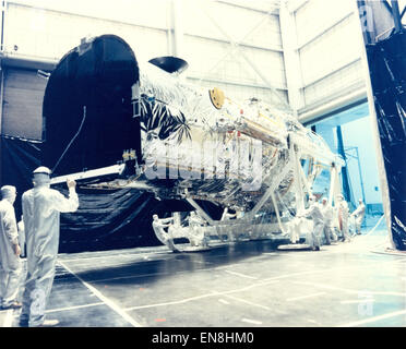 Le télescope spatial Hubble, après des modifications finales et des essais, a été transporté au Kennedy Space Center pour être lancé sur la navette spatiale Discovery dans le cadre de la mission STS-31. Cette mission a marqué une étape importante dans l'exploration spatiale, fournissant des données cruciales pour la compréhension de l'univers. Banque D'Images