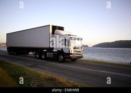 18 wheeler voyageant dans la campagne Banque D'Images